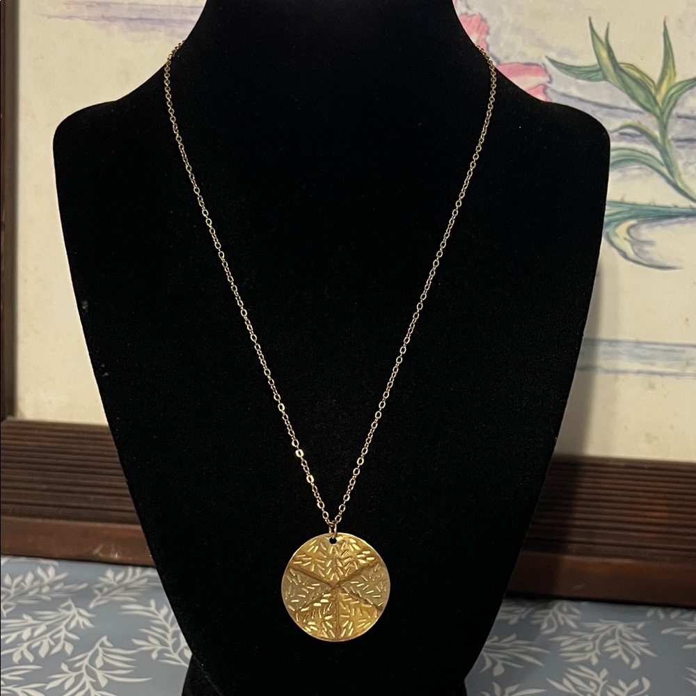 Gold plated stainless steel round pendant necklace